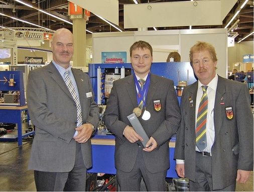 Direkt von der diesjährigen EuroSkills im belgischen Spa Francorchamps (3. 
bis 7. Oktober) kam der frisch­gebackene Goldmedaillen-Gewinner im 
Wettbewerb „Refrigeration Technician“, Markus Dietrich (Fa. ThermoTec, 
Rochlitz/Sachsen) auf die Chillventa…