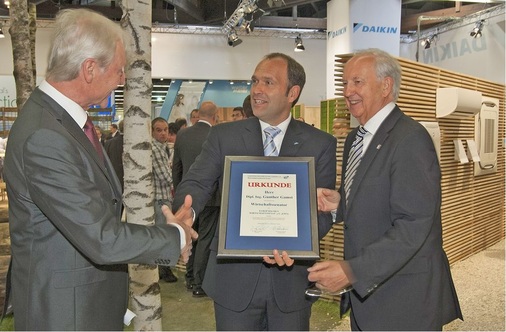 Daikin, weltweiter Marktführer für Klimaanlagen, wurde am 11. Oktober in 
den Europäischen Wirtschaftssenat e. V. (EWS) aufgenommen. Gunther Gamst 
(Mitte), Geschäftsführer der Daikin Airconditioning Germany GmbH, nahm auf 
der Chillventa aus den Händen…