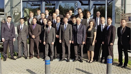 Gruppenbild mit Dame: Unter den 23 Absolventen befindet sich mit Christina 
Müller in diesem Jahr nur eine Dame. Im Bild auch der Ehrengast der 
diesjährigen Veranstaltung, Prof. Messerschmid (vordere Reihe 5. v. r.)
