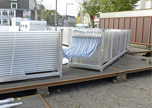 Aus 50 Aluminiumeismatten-Segmenten besteht die Eisbahn beim Herner 
Weihnachtskörl. Verbunden werden sie mit den blauen Kristallschläuchen.

