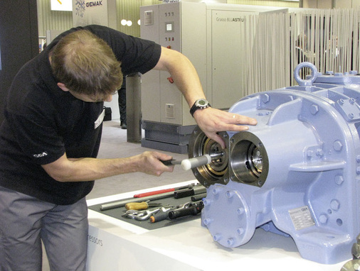 Hier wird vorgeführt, wie leicht die Wartungsarbeiten am Hauptlager der 
GEA-Schraubenverdichter ausführbar sind.
