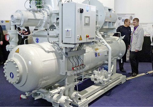 Die Mayekawa Hochdruck-Wärmepumpe (50 bar) mit dem Kältemittel NH3 nutzt 
die Kondensationswärme bestehender Kälteanlagen als Wärmequelle, um daraus 
etwa 85 °C heißes Wasser zu erzeugen.
