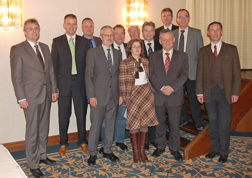 Das neue Vorstandsteam für 2013 (v. l.): Alt-Vorsitzender Michael Arnemann, 
Werner Hünemörder, Jürgen Süß, Ulrich Hesse, Achim Zeller, 
Geschäftsführerin Carmen Stadtländer, Rainer Jakobs, Jörn Schwarz, Josef 
Osthues, Michael Hendriks, Klaus Spindler…