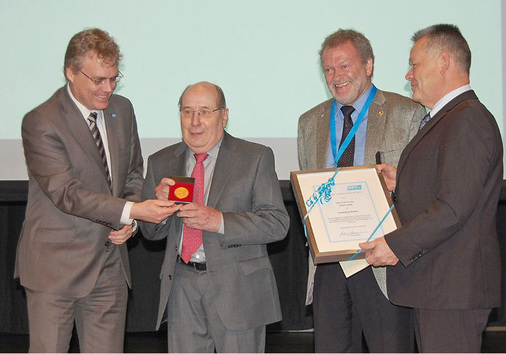 Prof. Dr.-Ing. Harald Loewer erhielt die Rudolf Plank-Medaille. Die Laudatio 
hielt Prof. Bjarne W. Olesen (2.v.r.)
