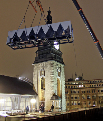 Der Kaltwassererzeuger wurde mithilfe eines Mobilkrans eingebracht. Das 
Gerät passte trotz seiner um 200 kW höheren Kälteleistung genau in den 
Anlagenschacht.
