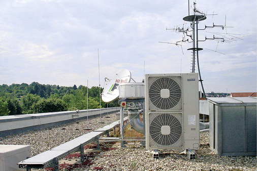 Dieses Bild zeigt die Außeneinheit auf dem Dach des Senders.
