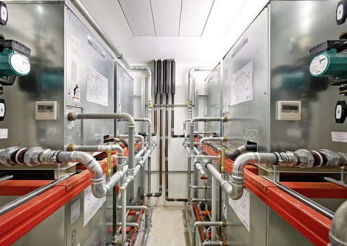 Auf engsten Raum mussten die Kältemaschinen aufgestellt werden. Ein 
Montagegang ermöglicht den einfachen Zugang für die Wartung der Anlagen. 
Aufgrund der beengten Platzverhältnisse und der benötigen Revisionsflächen 
war hier die Montageplanung sehr…