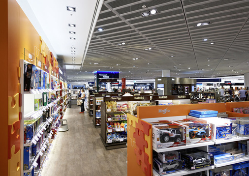 Über Schlitzschienen wird die konditionierte Luft zugluftfrei in die 
Verkaufsräume eingeblasen.
