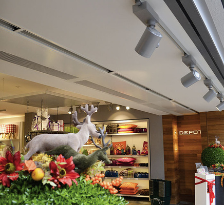 Im Eingangsbereich der Depot-Filiale wurden drei deckenbündige 
Türluftschleier installiert.
