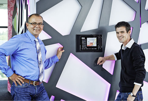 Franz Gerstl (links) von Mitsubishi Electric und Daniel Öhler, 
Betriebsleiter der Danner Kälte + Klima GmbH,vor dem Bedienmanual in der 
vierten Etage.
