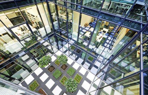 Der Innenhof des Gebäudes sorgt für Transparenz, Licht und eine natürliche 
Belüftung.
