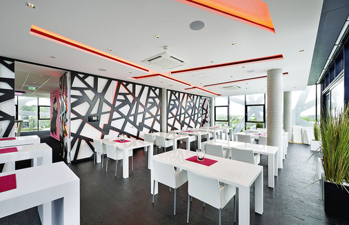 Die Innenraumgestaltung greift das architektonische Merkmal der Außenhülle 
wie beispielsweise im Konferenz-/Schulungsraum der Hertner-Gruppe auf.
