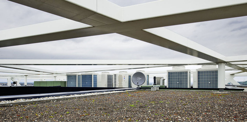 Die Klima-Außengeräte stehen unterhalb der Stahlkonstruktion auf dem Dach 
des Bürogebäudes und fallen optisch gar nicht auf.
