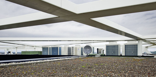 Die Klima-Außengeräte stehen unterhalb der Stahlkonstruktion auf dem Dach 
des Bürogebäudes und fallen optisch gar nicht auf.
