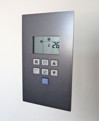 Bild 5: Die Design-Fernbedienung von Kaut/Panasonic ist in Form und Farbe gut 
an die Raumgestaltung angepasst.
