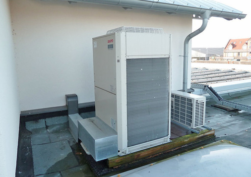Bild 4: Die VRF- und Monosplit-Außeneinheiten sind „versteckt“ auf dem 
Dach aufgestellt, auch um akustische Beeinträchtigungen zu vermeiden.

