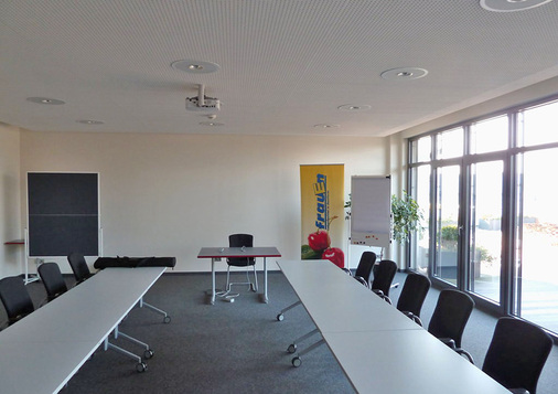 Bild 3: Besprechungsraum mit untergehängter Decke und Schattenfuge
