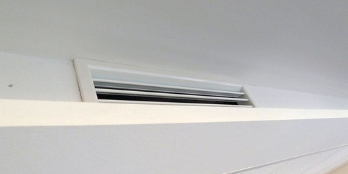 Bild 2: Verdeckt angeordnete Ausblasgitter vor den Fenstern sind von außen 
nahezu unsichtbar.
