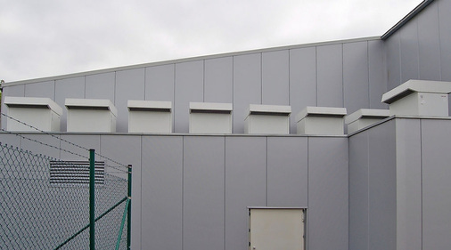 Acht Luft/WasserWärmepumpen auf dem Dach sorgen für angenehme Temperaturen 
in der Industriehalle.
