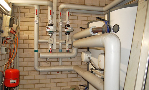 Im Technikraum befinden sich auch zwei 1000-Liter-Pufferspeicher zur 
Bevorratung erzeugter Wärmeenergie.
