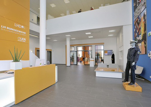 Erdgeschoss und Foyer werden über eine Fuß­bodenheizung beheizt, die von 
Wärmepumpen und einem zwischen­geschalteten Puffer­speicher versorgt wird.
