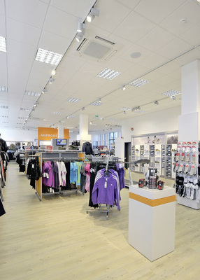 Im Erdgeschoss befindet sich ein Bekleidungsstore für Uniformen für 
Angestellte des öffentlichen Dienstes in Nordrhein-Westfalen und der 
Bundeswehr.
