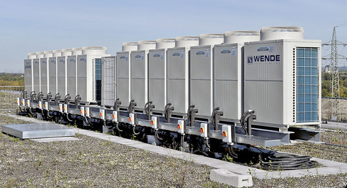 Diese reversible Wärmepumpenbatterie erzeugt insgesamt bis zu 428 kW Kühl- 
und 472 kW Heizleistung.
