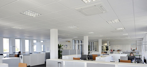 Die Klima-Decken­kassetten in den Großraumbüros können einzeln per 
Kabelfernbedienung oder über ein zentrales Steuergerät angefahren werden.
