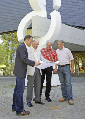 Das Luftführungskonzept im Konzertsaal wurde von Günter Werner (Leiter der 
Haustechnik an der Hochschule für Musik Detmold, v. r.), Ulrich 
Thebille(Fachplaner beim Bau- und Liegenschaftsbetrieb NRW), Hans-Helmut Haas 
(Produktverantwortlicher für…