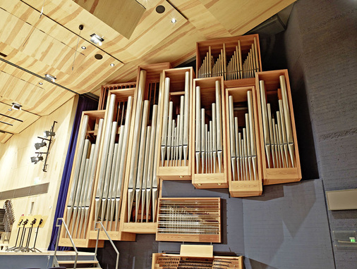 Das Raumklimakonzept beinhaltet des Weiteren eine spezielle Lösung für den 
Bereich rund um die Konzert­orgel, die das Instrument mit einem 
Quellluftschleier komplett umschließt und damit eine homogene 
Tempe­raturverteilung in seinem direkten Umfeld…