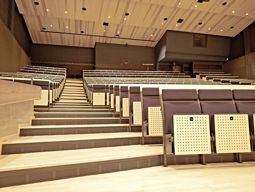 Insgesamt wurden rund 300 Meter individuell für jede Stufe angepasster und 
in unterschiedlichen Höhen ausgelegter Quellluftdurchlässe verbaut. Ein 
Schlitzluftdurchlasssystem im hinteren Wandbereich des Saals unterstützt die 
Quellluftströmung im Raum…