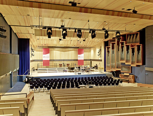 Die Bühne verfügt über einen Orchestergraben, in dem ein zusätzliches, 
aus vier linearen Quellluftdurchlässen bestehendes Luftführungssystem 
installiert ist. Ist der Orchestergraben geschlossen, so strömt die Zuluft 
über entsprechende Öffnungen in der…