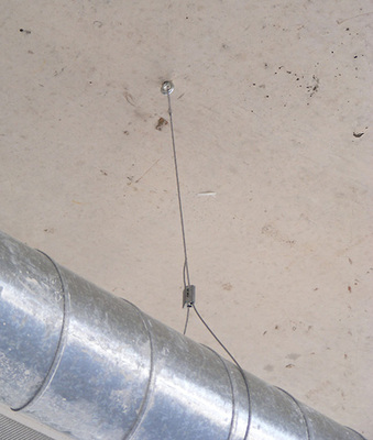 Das universelle Drahtseilmontagesystem MEZ-Zip-Clip verkürzt die 
Montagezeit.
