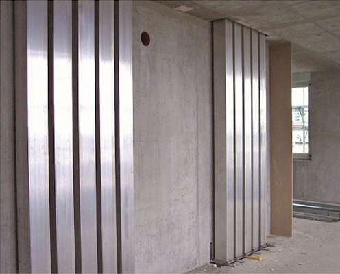 airModul-Kanalwärme­übertrager: Die einzelnen Wärmeübertrager bestehen 
aus Aluminium. Sie werden vertikal wie Orgelpfeifen nebeneinander in das 
Gebäude eingelassen.
