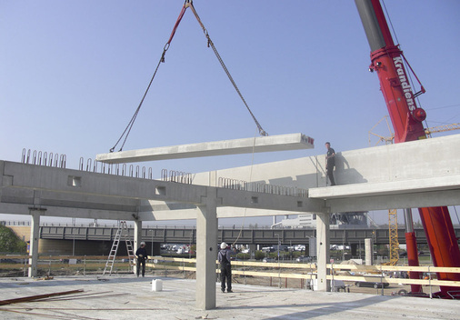 Die thermisch aktivierte Spannbeton-Fertigdecke wird vorgefertigt geliefert.
