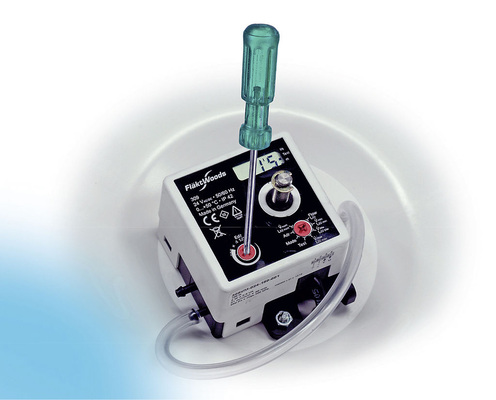 Die Wurfweite kann von einem Techniker ganz einfach und schnell mit einem 
Schraubenzieher eingestellt werden. Der eingestellte Wert in Metern ist 
anschließend im LCD-Feld des Reglers einsehbar.
