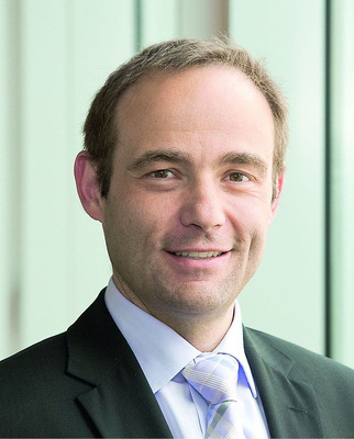 „Die größte Schwierigkeit bei der Entwicklung des Stellmotors lag darin, 
mehrdimensionale Abhängigkeiten wie statischen Druck, dynamischen Druck und 
Fahrweg so zu verknüpfen, dass eine Regelung überhaupt erst möglich 
wurde“, so Dr.-Ing. Wolfgang…