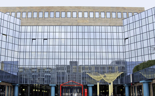 In diesem Gebäude der Stadtsparkasse München experimentierte Albert Bauer 
jahrelang an neuen Regelungsstrategien. Dabei fand er heraus, dass eine 
chaotische Luftführung zu mehr Behaglichkeit führt als eine gerichtete 
Luftführung und sie zudem noch…