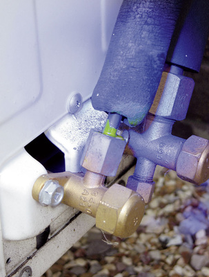 Das Einbringen von fluoreszierenden Farbstoffen in Kälte- und Klimaanlagen 
hat viele Vorteile, weswegen dies eine beliebte Lecksuchmethode ist.
