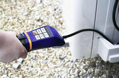 Welches elektronische Lecksuchgerät auch immer man einsetzt, wichtig ist, 
dass es den rechtlichen Anforderungen entspricht und empfindlich genug ist, 
eine Leckrate von weniger als 5 g/Jahr aufzuspüren.
