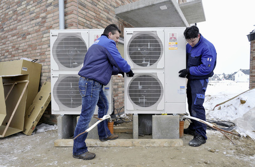 Damit das Wasser beim Abtauen immer störungsfrei abfließen kann, ist bei 
der Sockelhöhe als Richtwert die doppelte Schneehöhe der Region anzusetzen.
