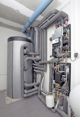 Der Einsatz eines Pufferspeichers ist grundsätzlich zu empfehlen, um die 
Volumenströme im Wärmepumpen- und Heizkreis hydraulisch zu entkoppeln.
