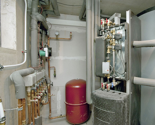 Luft-Wärmepumpen werden genauso wie konventionelle Wärmeerzeuger 
hydraulisch in die Heizungsanlage eingebunden.
