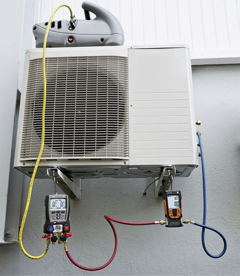 Mit zwei Anschlüssen ausgestattete Vakuummessgeräte erhöhen die 
Flexibilität bei der Auswahl der Verbindungsart der Messtechnik mit der 
kälte- bzw. klimatechnischen Anlage.
