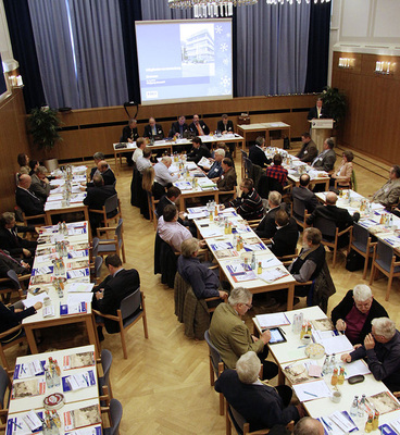 Als es um das Schicksal des Josef-Biber-Hauses ging, votierte die 
überwiegende Mehrheit der 43 wahlberechtigten Mitglieder für den Erhalt und 
die Sanierung des in die Jahre gekommenen VDKF-Stammsitzes.
