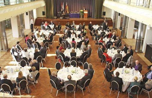 Der Fusionsfeier mit Unterzeichnung der Fusionsurkunde im Portland-Forum in 
Leimen bei Heidelberg wohnten über 100 Gäste bei.
