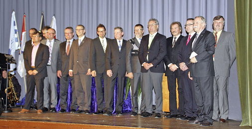 Sie unterzeichneten die Fusionsurkunde: die Vorstände der bisherigen 
Innungen Hessen-Thüringen und Baden-Württemberg.
