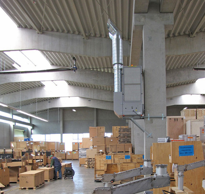 Vor der Installation der Camfil-Anlagen führten ungefilterte Zuluft, Abgase, 
Gummi- und Papierabrieb bei Carl Zeiss IMT zu großen Staubbelastungen für 
die hochsensiblen Produkte sowie für die Logistik­mitarbeiter.
