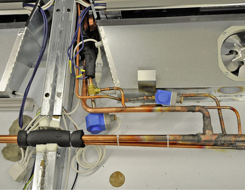 Heißgas- und Kältemittelleitung im Kühlmöbel
 - © Meilbeck

