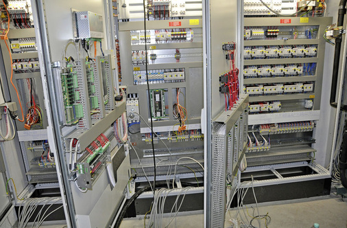 Schaltschrank während der Inbetriebnahme
